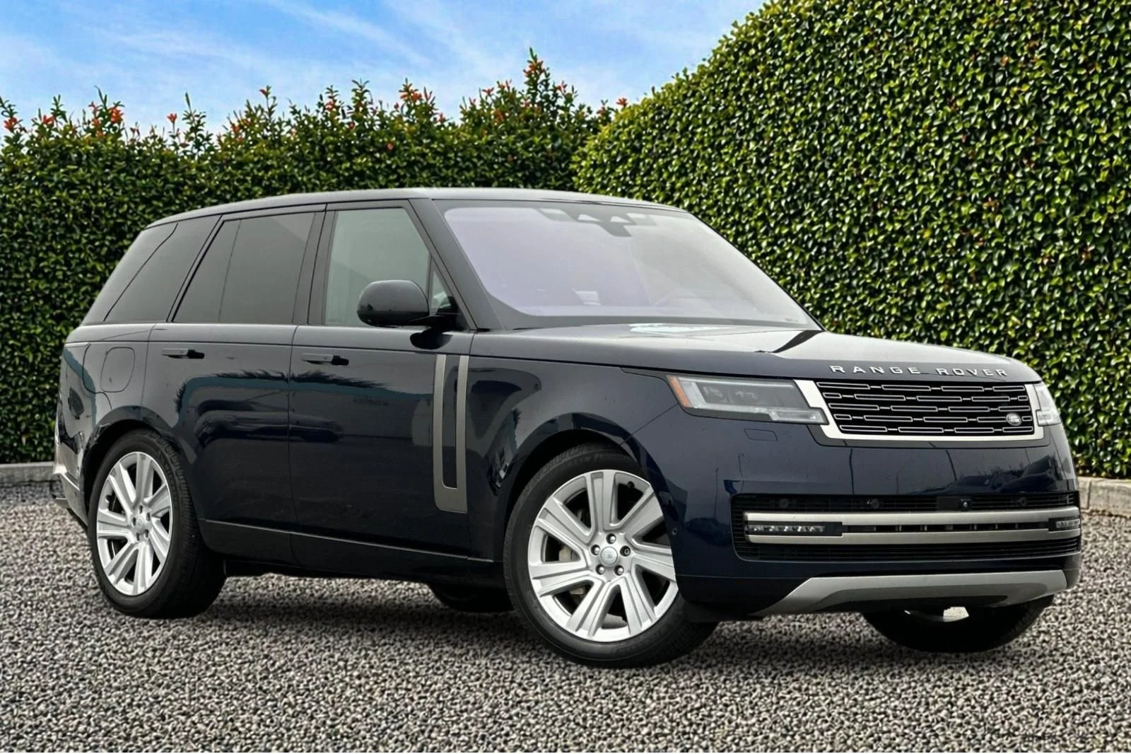 Used 2023 Blue Land Rover SE image 1