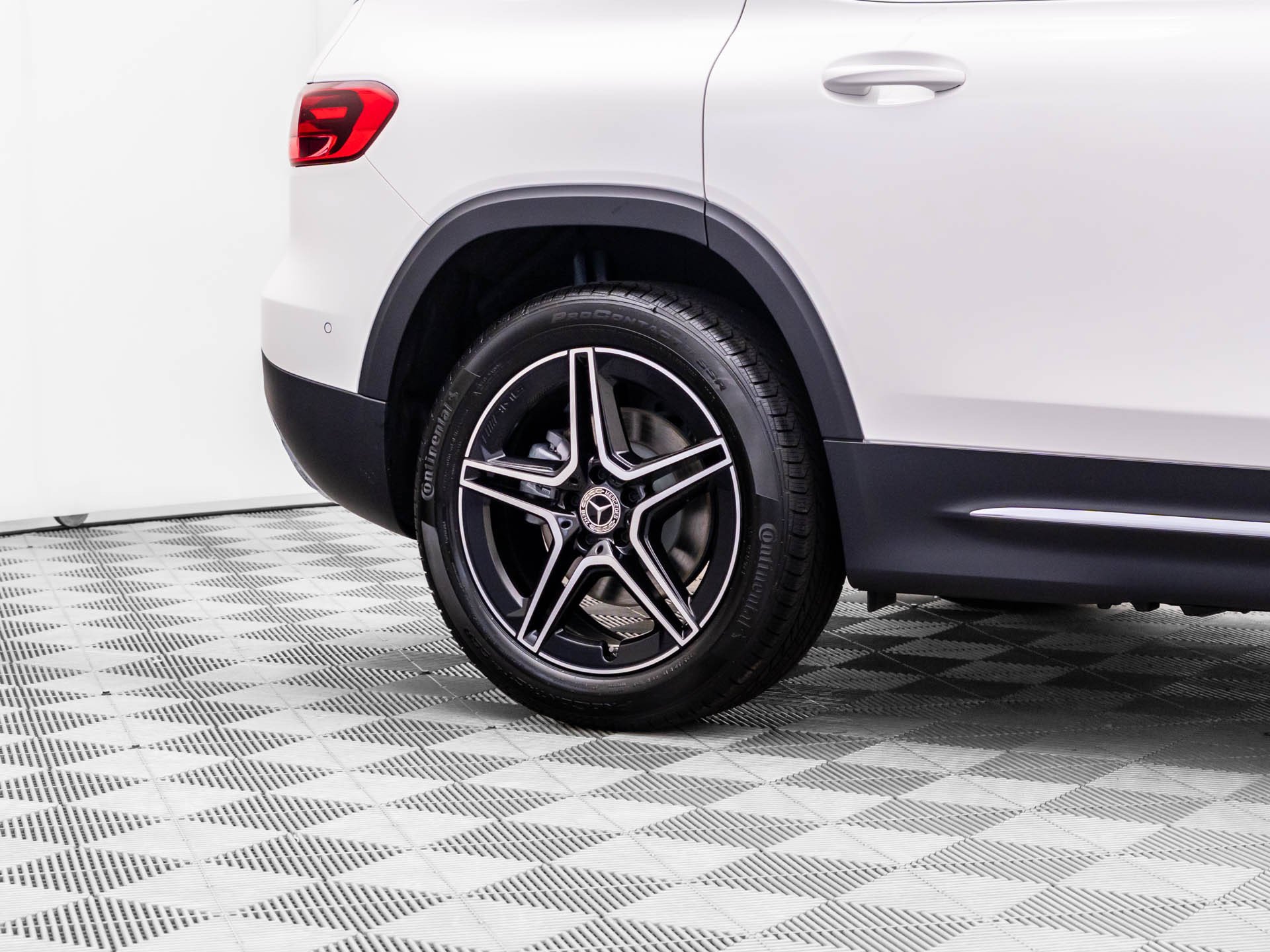 New 2026 White Mercedes-Benz GLB 250 image 77