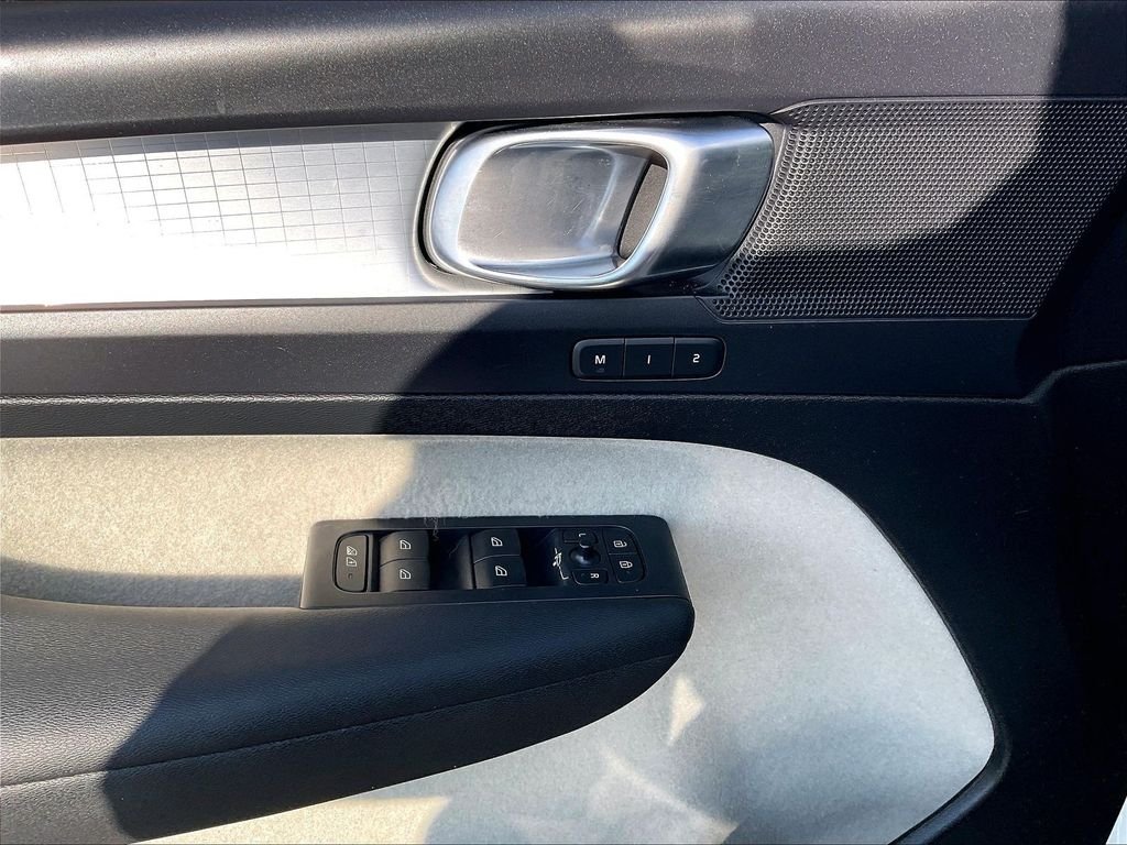 Used 2020 White Volvo Momentum image 38