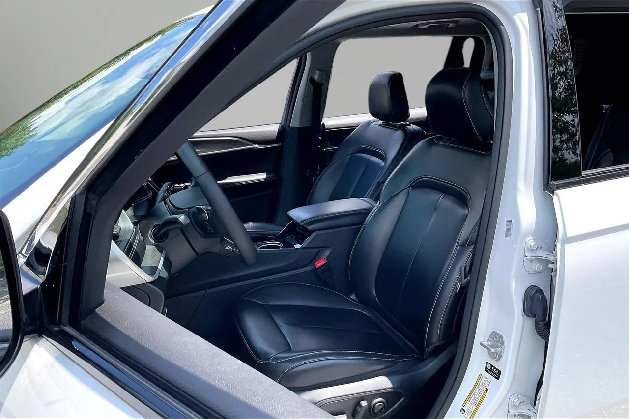Used 2023 White Jeep Limited image 22