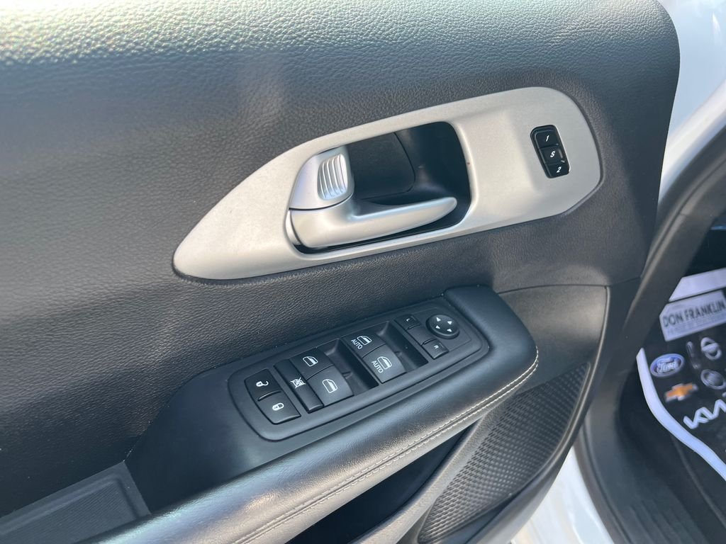 Used 2024 White Chrysler Select image 10