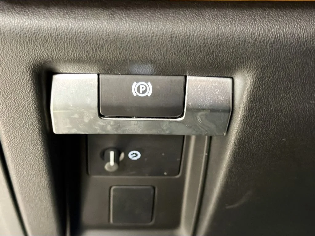 Certified Used 2024  Land Rover X-Dynamic SE image 11
