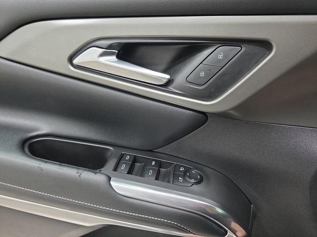 Used 2025 White Chevrolet LT image 28