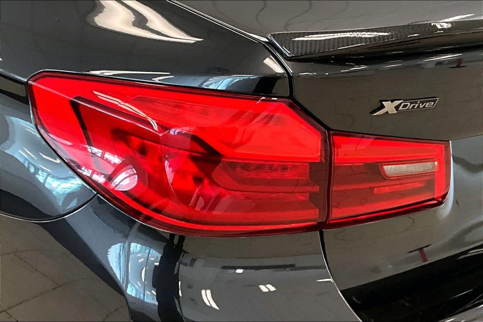 Used 2019 Dark Graphite Metallic BMW M550i xDrive image 27