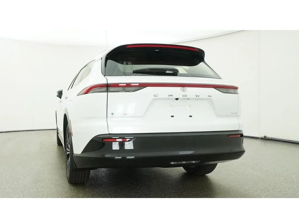 New 2026 Oxygen White Toyota XLE image 22