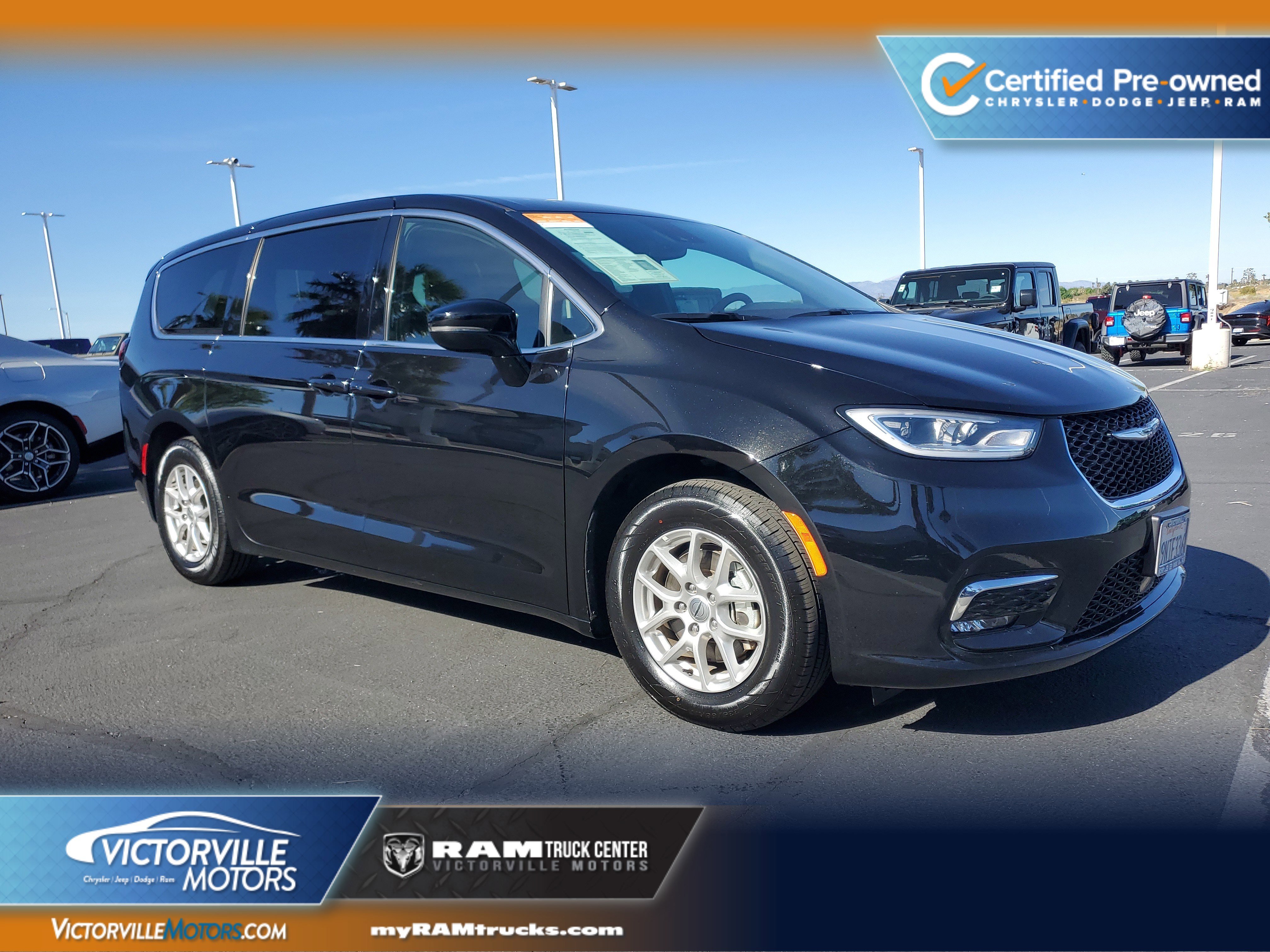 2025 Chrysler Pacifica Select's photo
