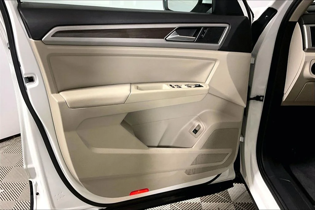 Used 2019 Pure White Volkswagen 3.6L V6 SE image 18
