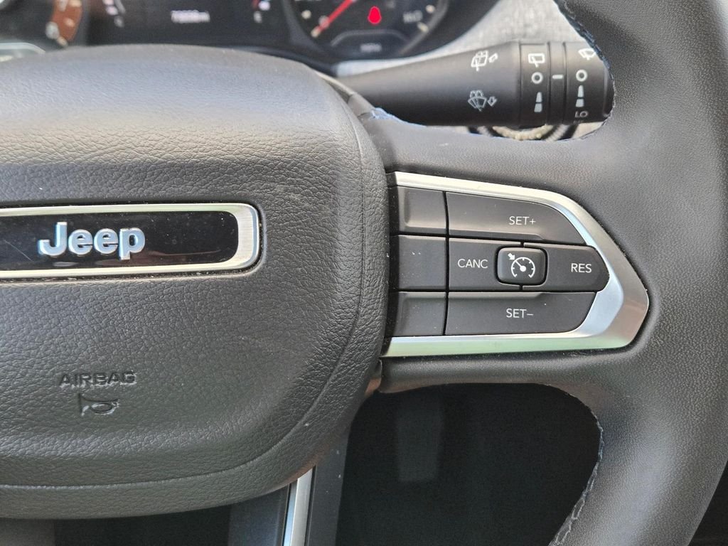 Used 2022 Silver Jeep Latitude image 24