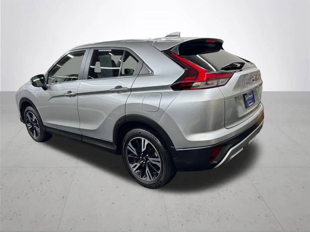 Used 2025 Silver Mitsubishi SE image 4