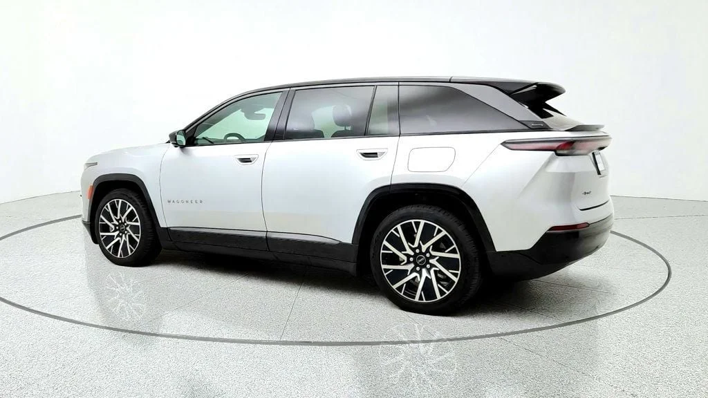 Used 2025 Silver Zynith Clearcoat Jeep Limited AWD w/ Dark Appearance Package & Titanium Accents image 7