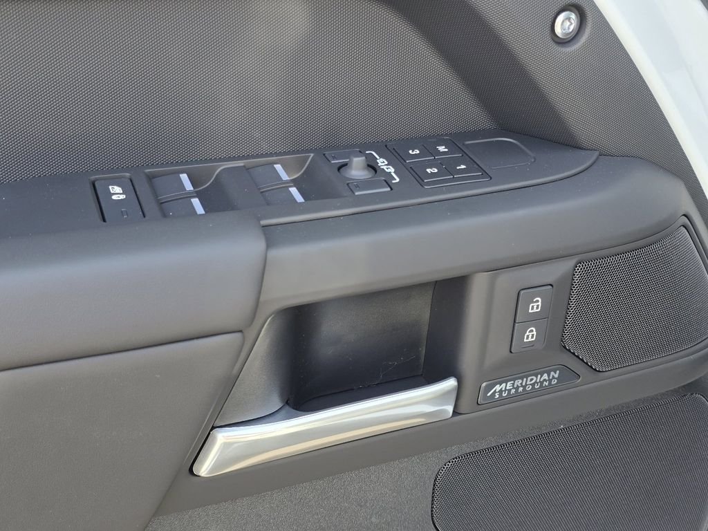 New 2026 Fuji White Land Rover X-Dynamic se image 36