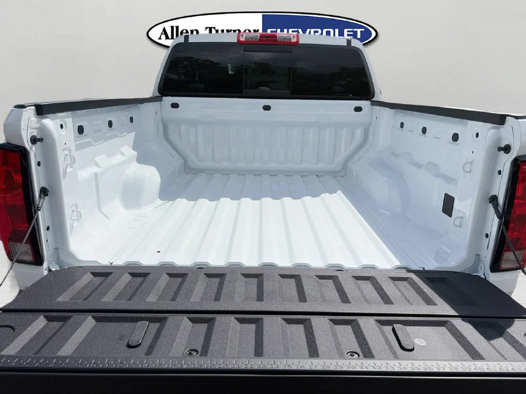 New 2026 Summit White Chevrolet WT image 7