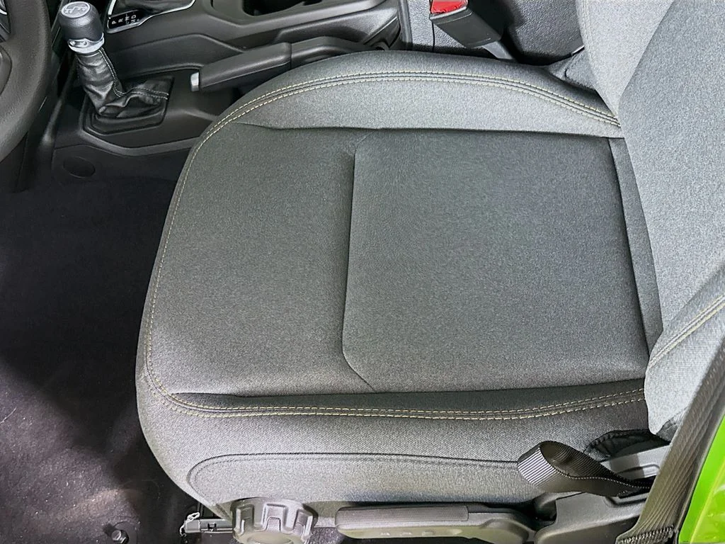 Used 2025  Jeep Sport image 20