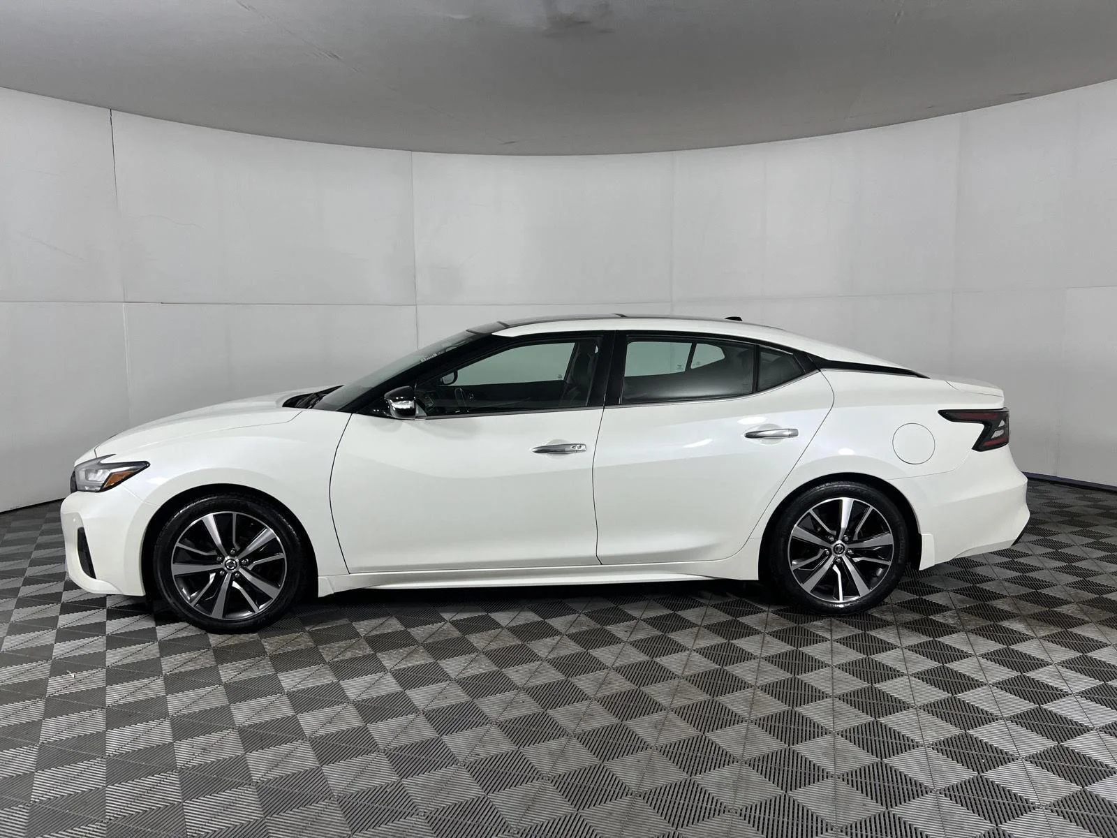 Used 2020 Pearl White Tricoat Nissan SL image 6
