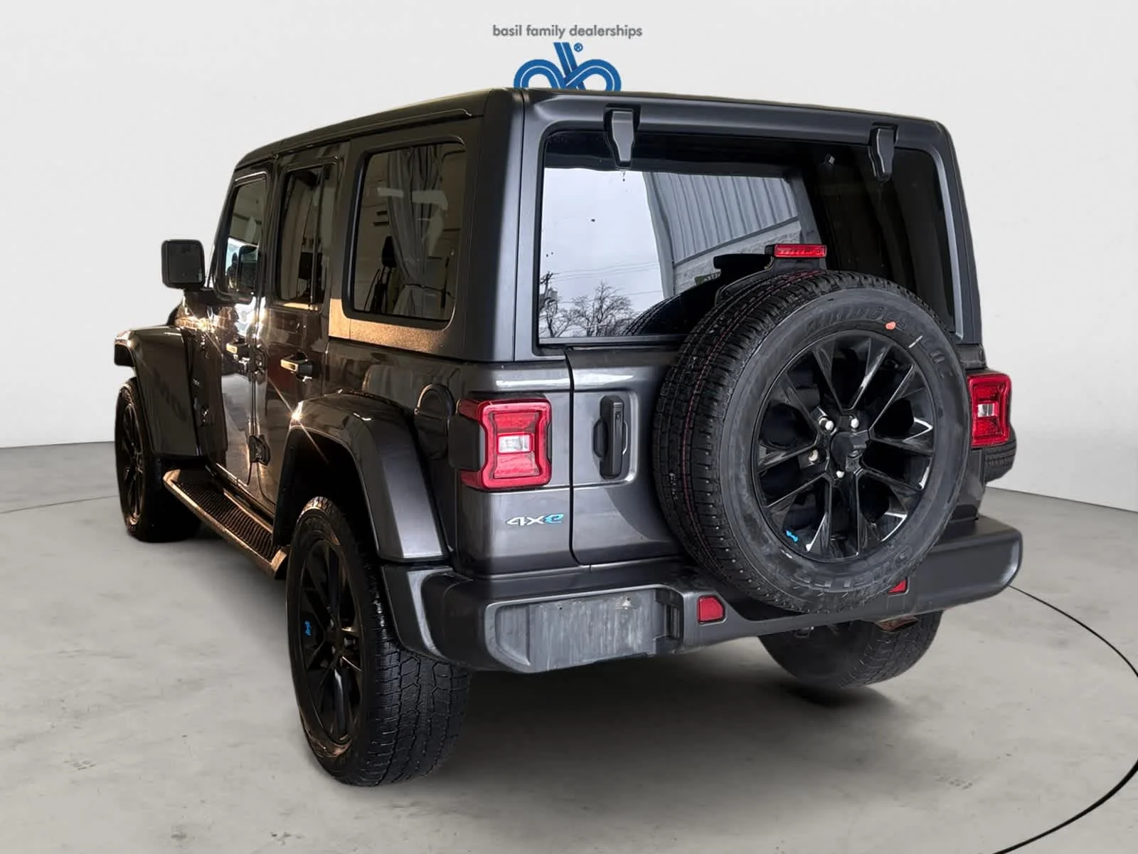 Used 2023 Granite Crystal Metallic Clearcoat Jeep Sahara image 3