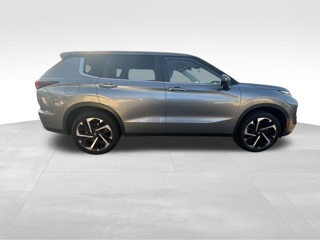 Used 2022 Silver Mitsubishi SE image 6