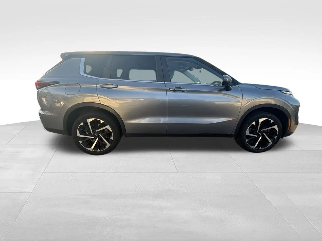 Used 2022 Silver Mitsubishi SE image 6