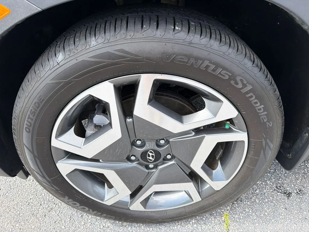 Used 2025 Silver Hyundai SEL Premium image 11