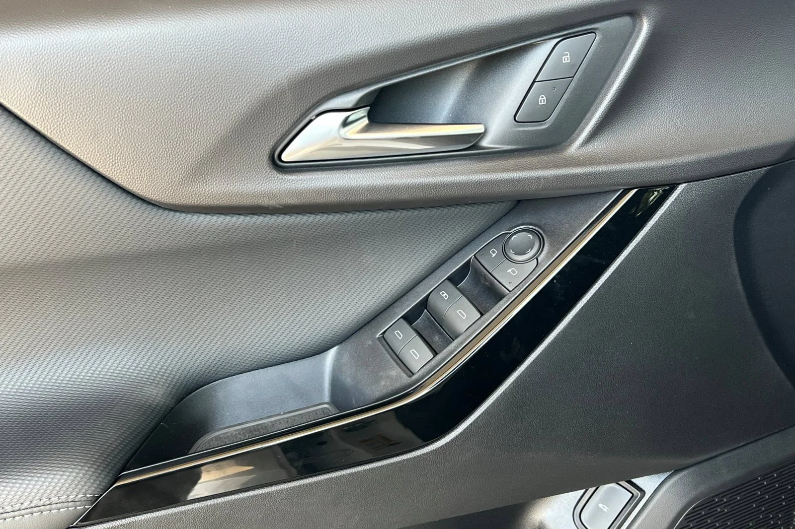 New 2027 Summit White Chevrolet LT image 11
