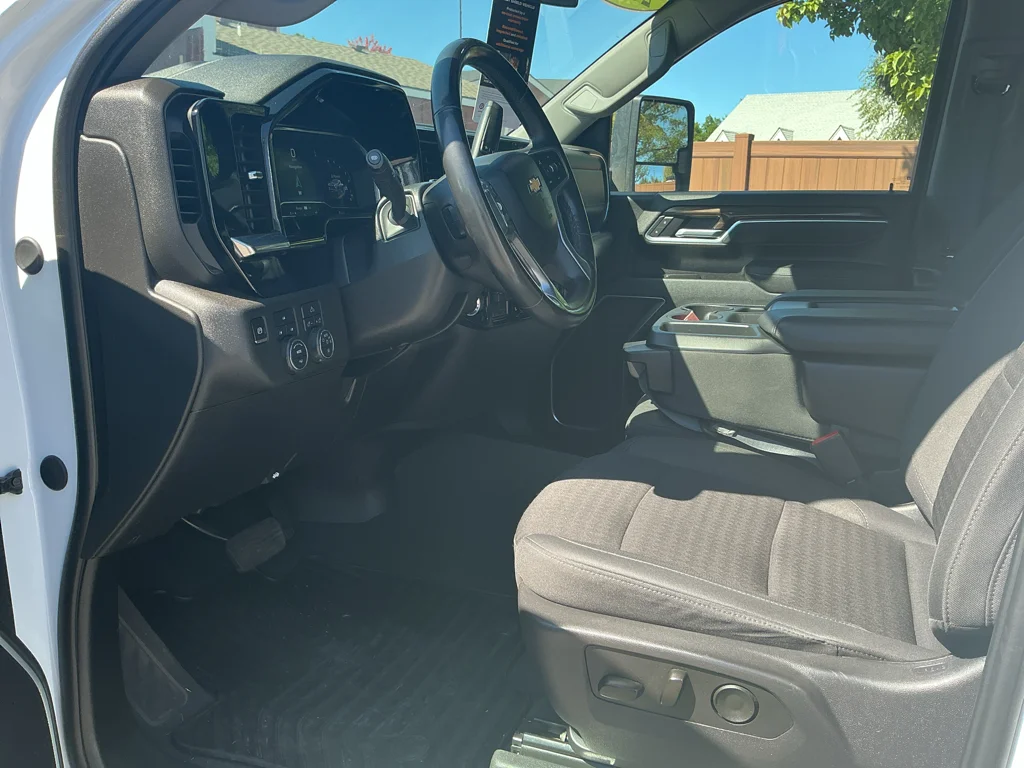 Used 2025 SUMMIT WHITE Chevrolet LT image 11