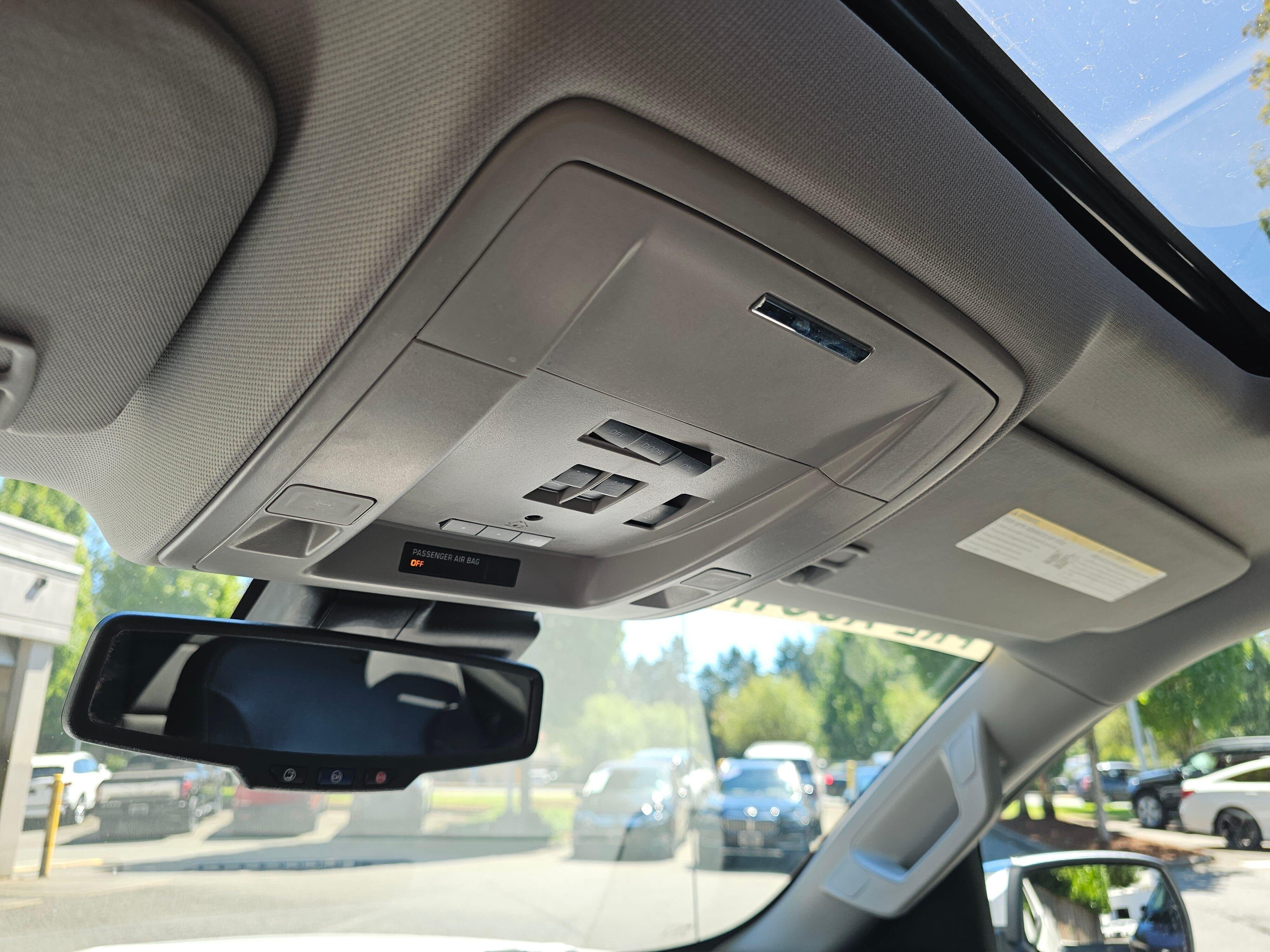 Used 2017 White Frost Tricoat GMC SLT image 33