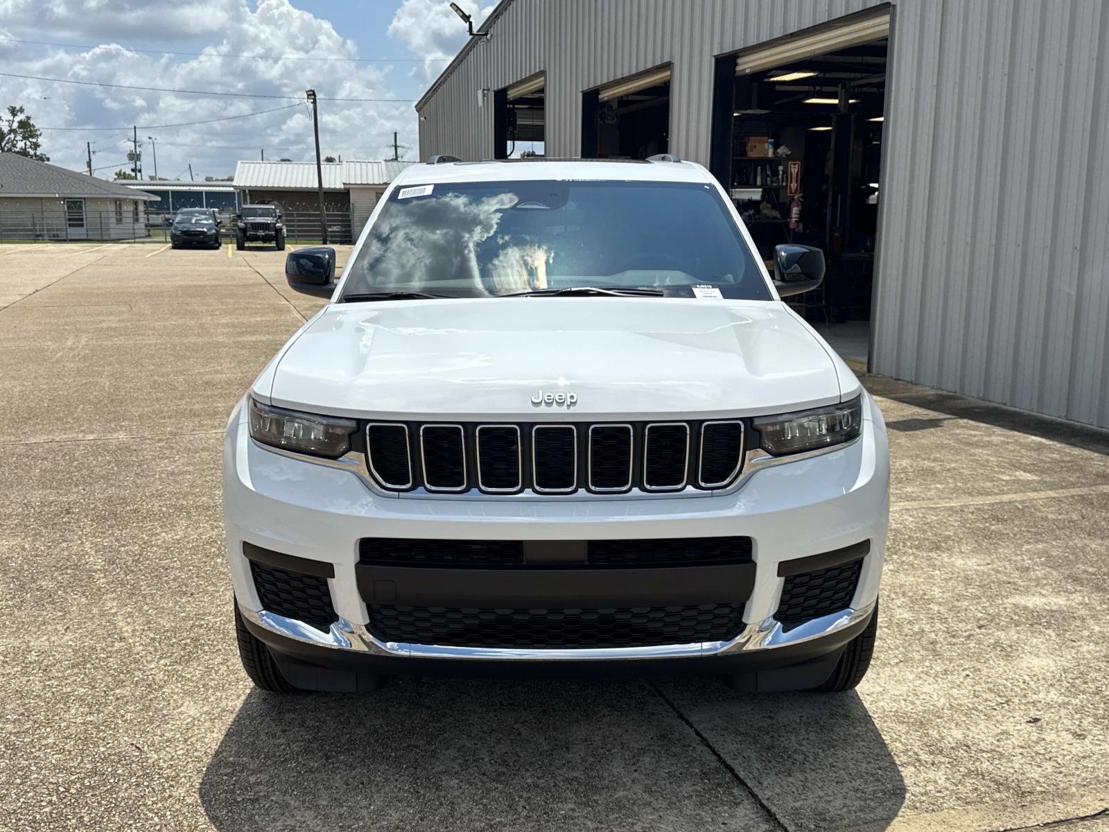New 2026 Bright White Clear-Coat Exterior Paint Jeep Laredo X image 2