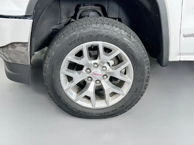 Used 2018 White GMC SLT image 10