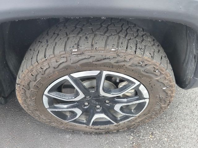 Used 2024 Silver Jeep Trailhawk image 4