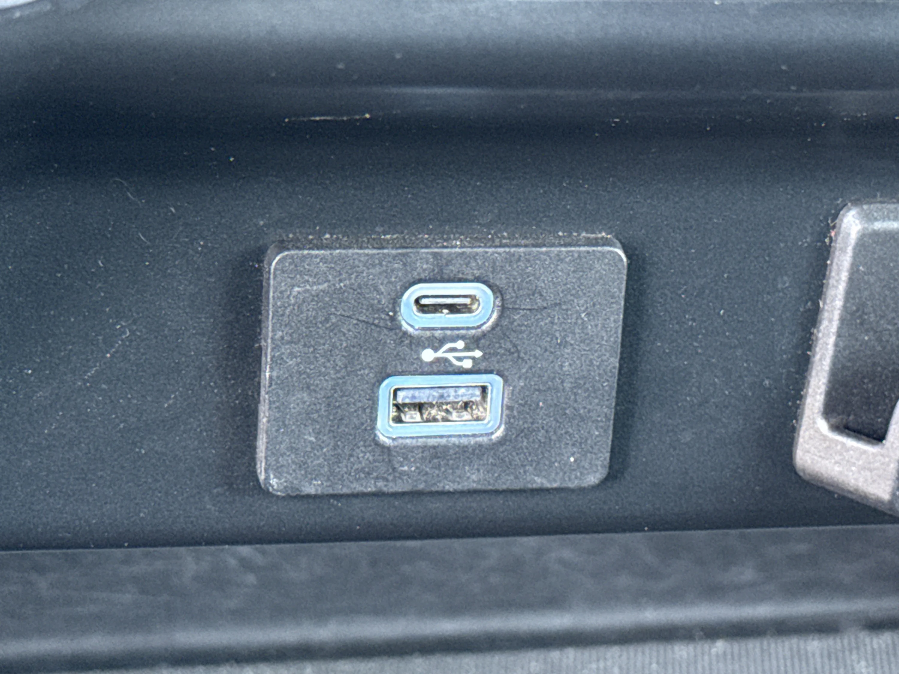 Used 2022 Agate Black Metallic Ford LARIAT image 43