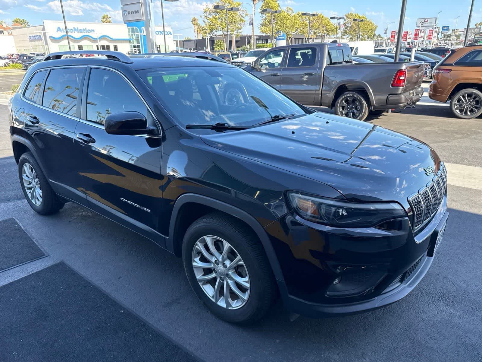 Used 2019 Diamond Black Crystal Pearlcoat Jeep Latitude image 8