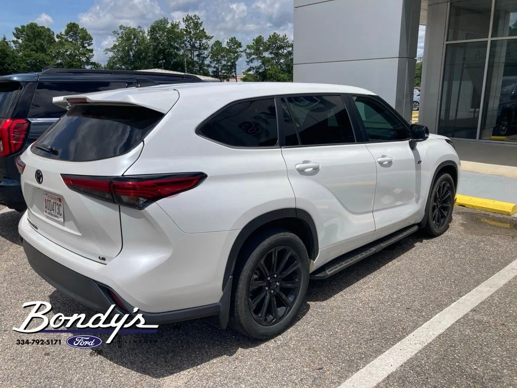 Used 2023 Pearl Toyota LE image 7
