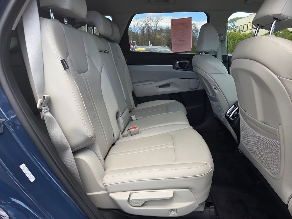 Used 2025 Black Kia S image 29