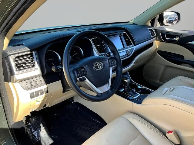 Used 2018 Green Toyota XLE image 19