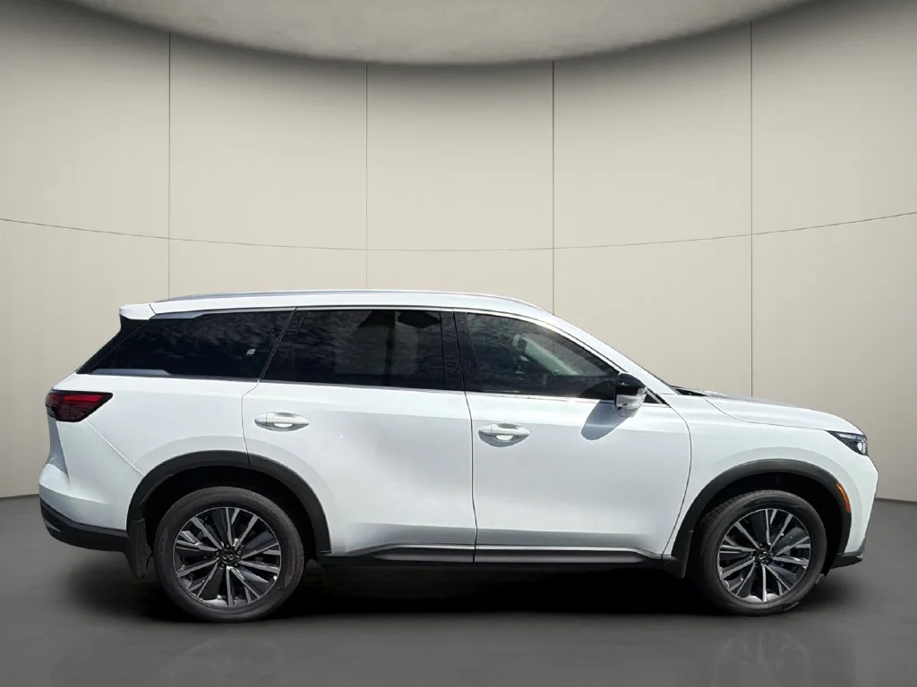 New 2027 RADIANT WHITE INFINITI Luxe FWD image 8