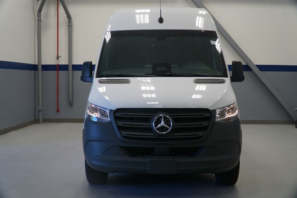 New 2025 Arctic+White Mercedes-Benz Cargo 170 WB image 2