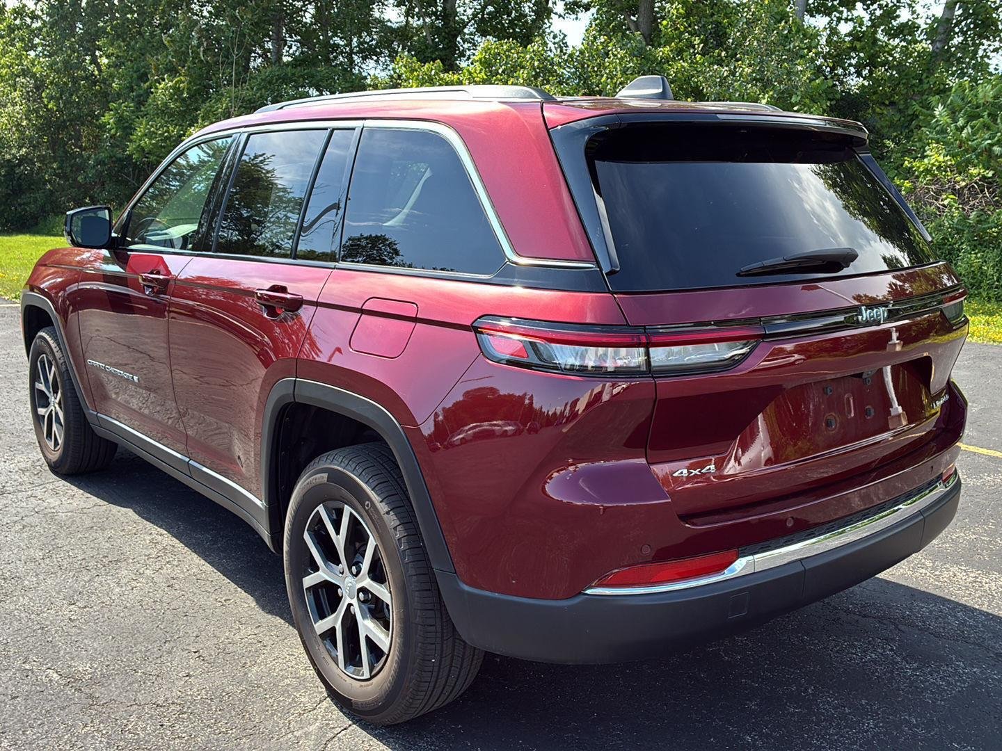 Used 2023  Jeep  image 18