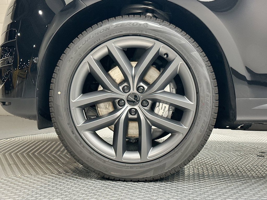 New 2027 Santorini Black Metallic Land Rover SE image 5