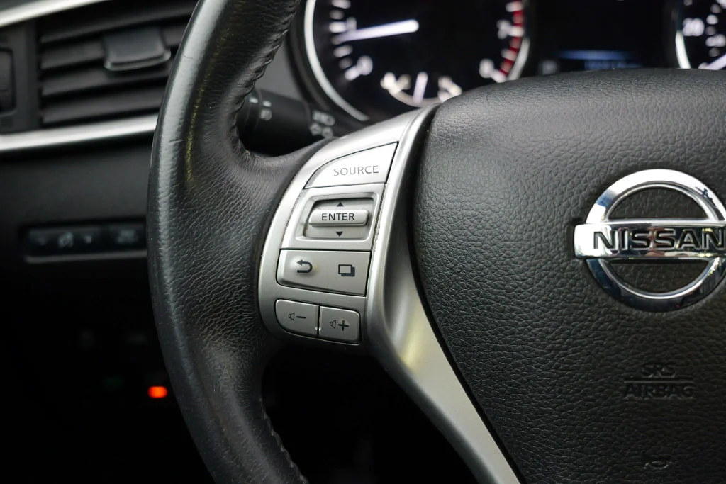 Used 2015 Midnight Jade Nissan SL image 42
