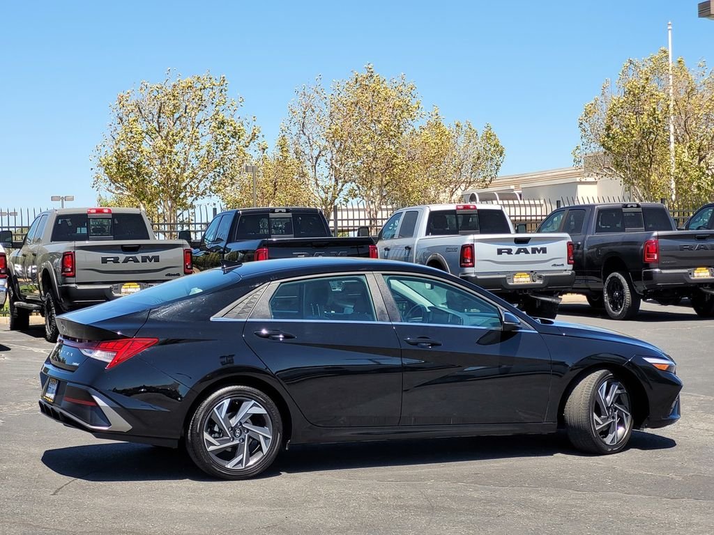 Used 2025 Black Hyundai Limited image 3