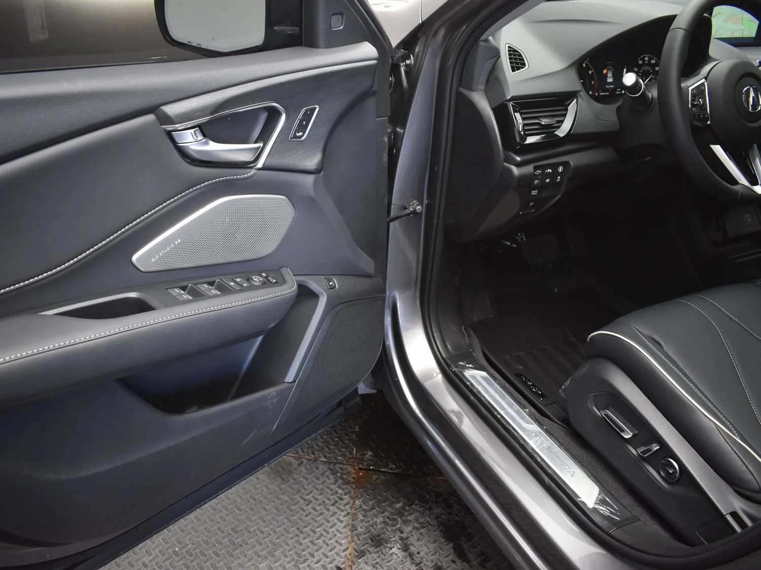 New 2026 Liquid Carbon Metallic Acura w/Advance Package image 6