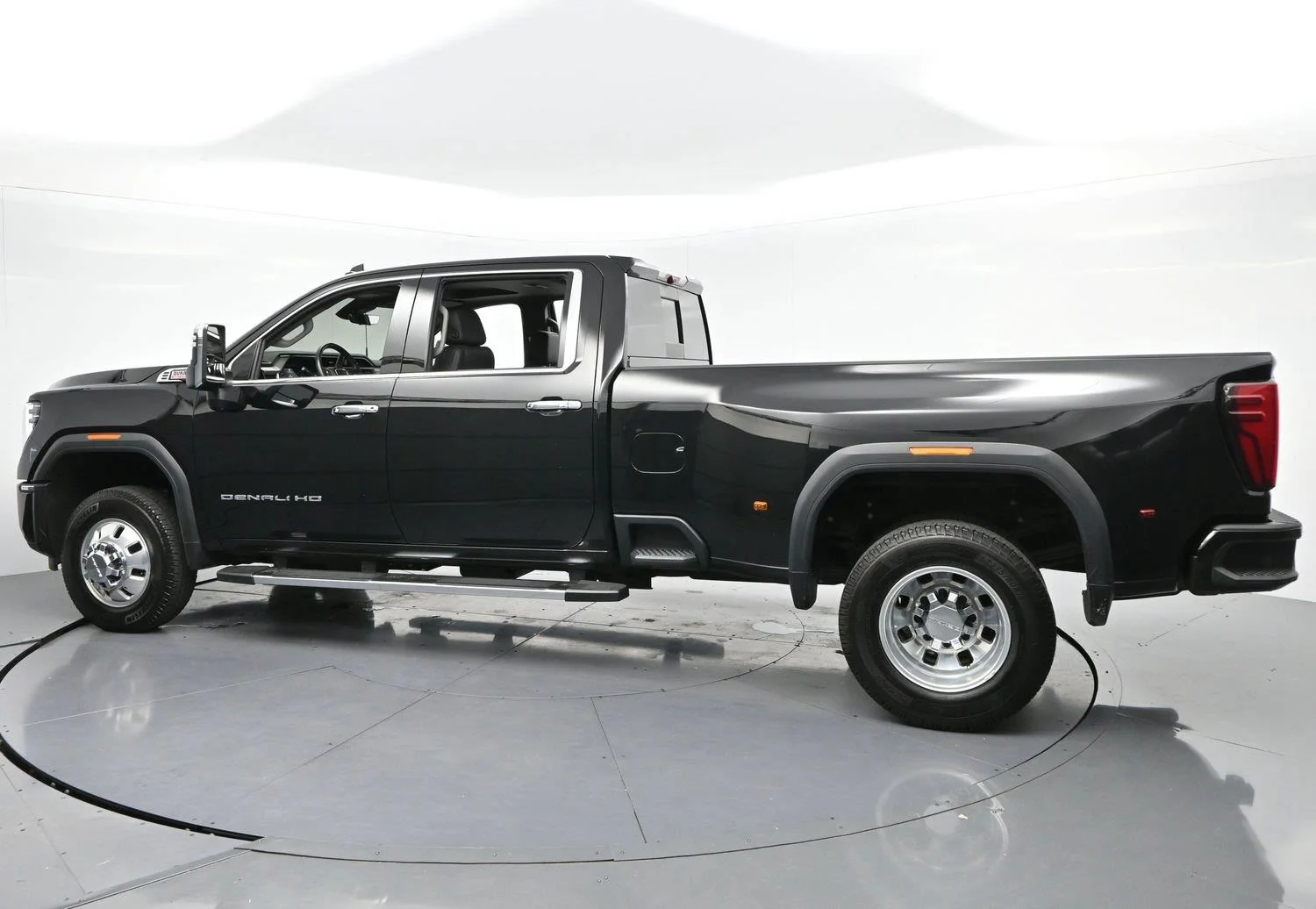 Used 2024 Onyx Black GMC Denali image 2