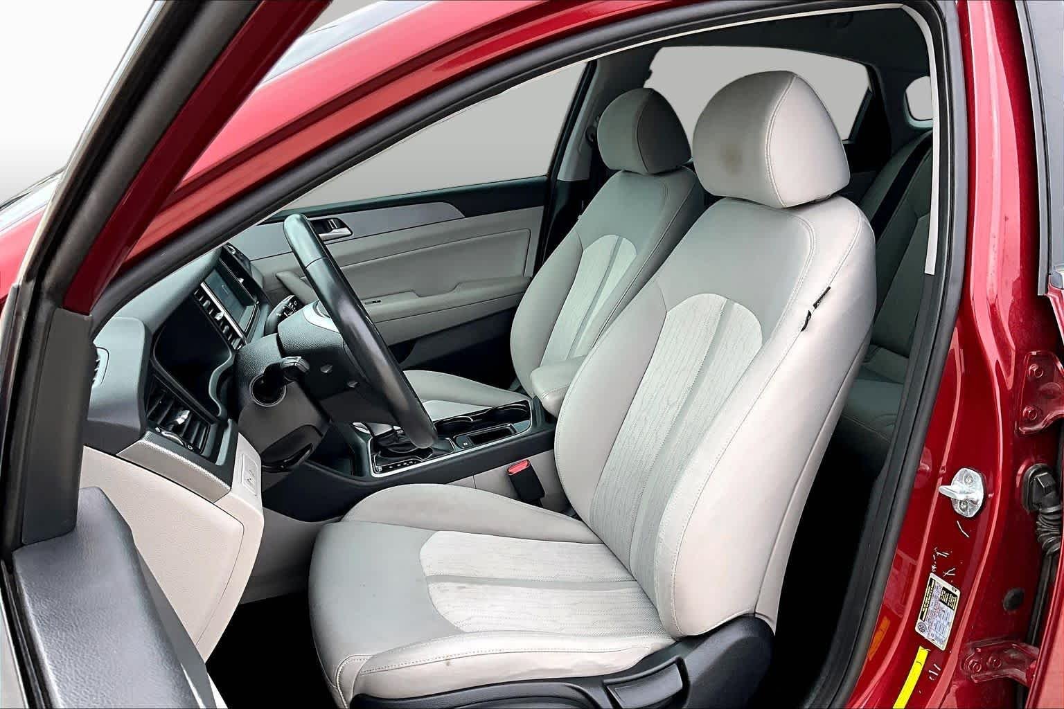 Used 2018 Cosmopolitan Red Hyundai SE image 8
