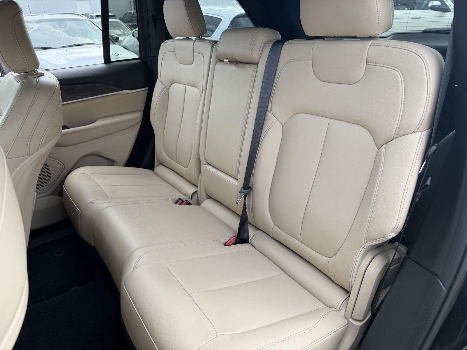 Used 2023 Diamond Black Crystal Pearlcoat Jeep Limited image 18