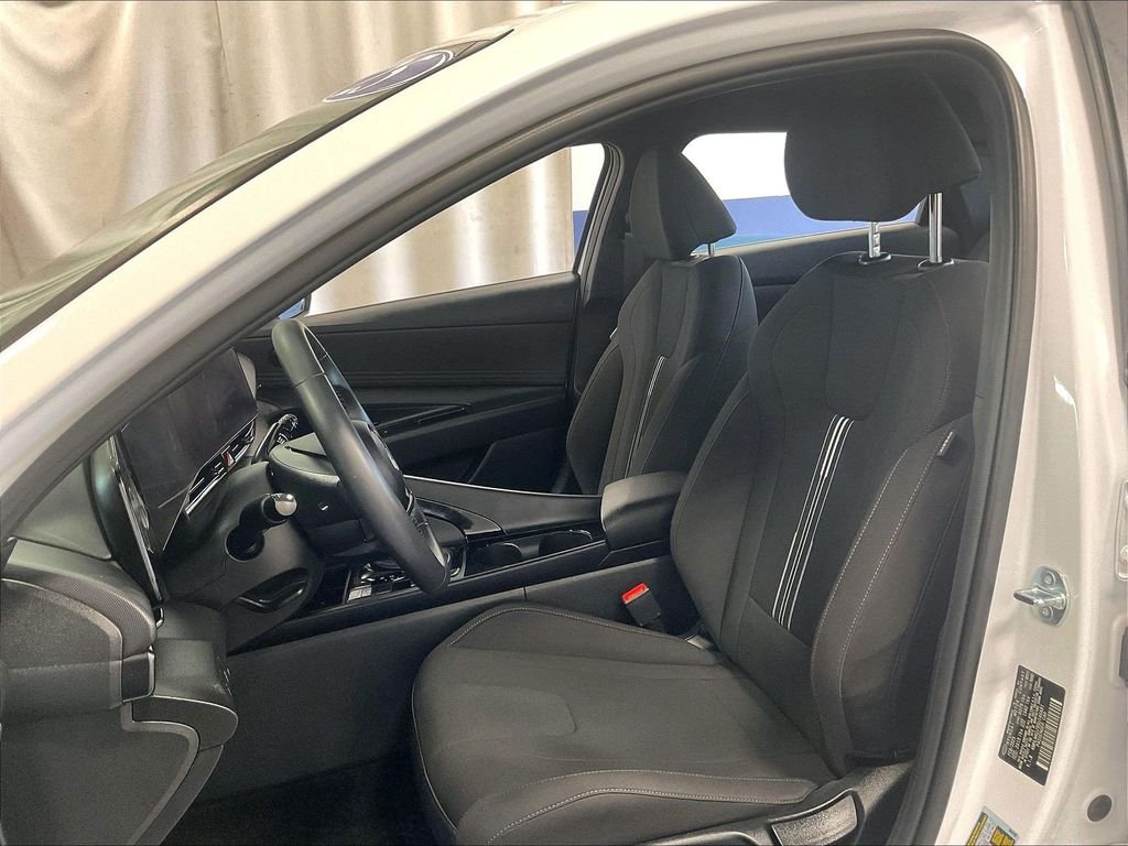 Used 2025 White Hyundai SEL Sport image 10