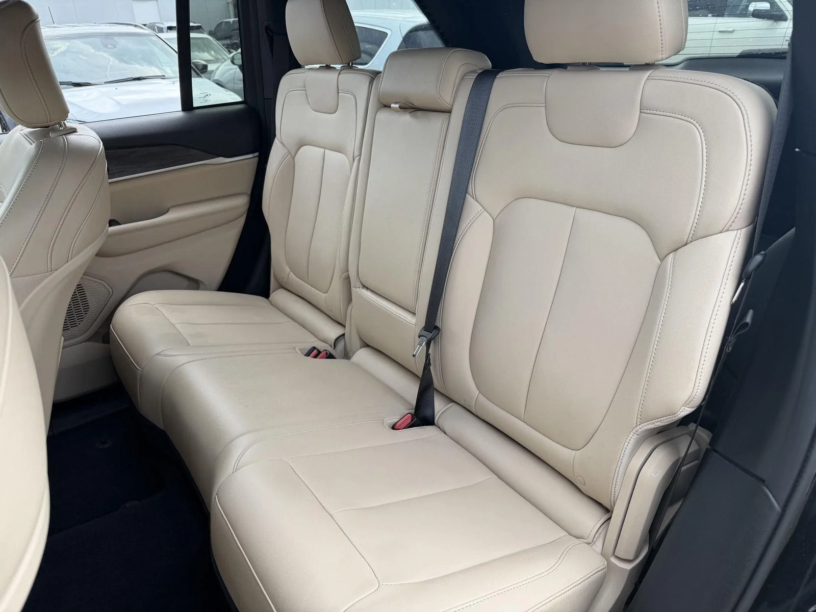 Used 2023 Diamond Black Crystal Pearlcoat Jeep Limited image 18