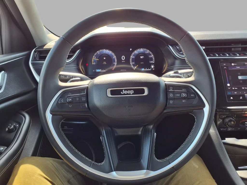 Used 2023 White/off-white Jeep Laredo image 15