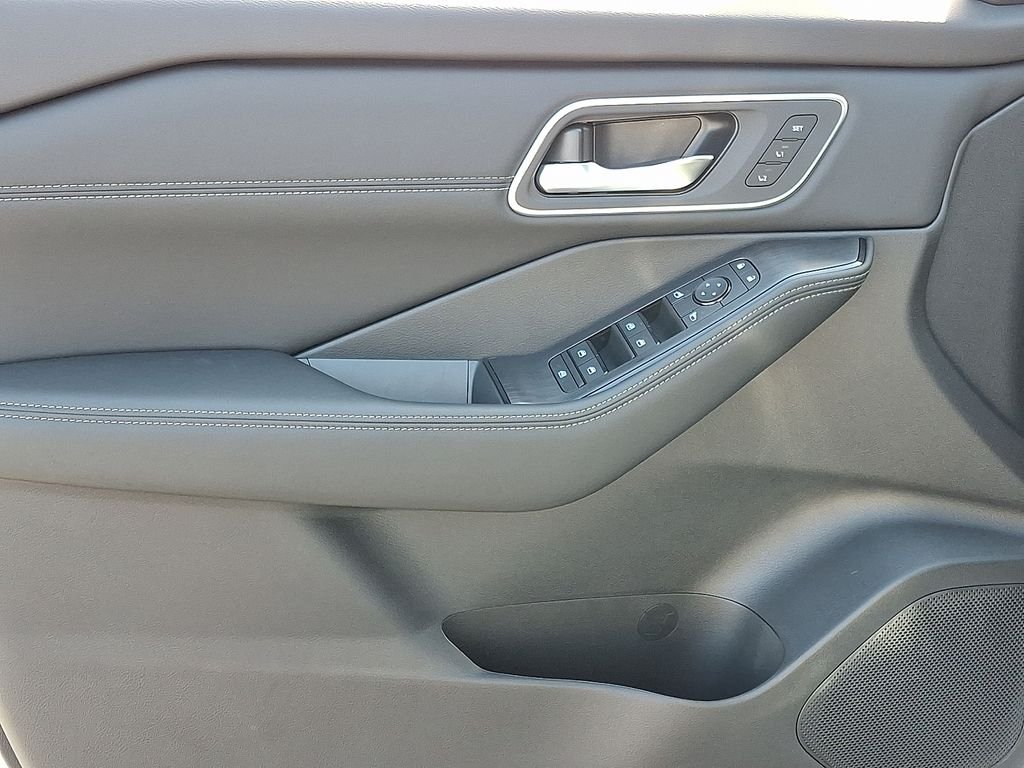 New 2026 Everest White Pearl TriCoat / Super Black Two-tone Nissan Platinum image 8