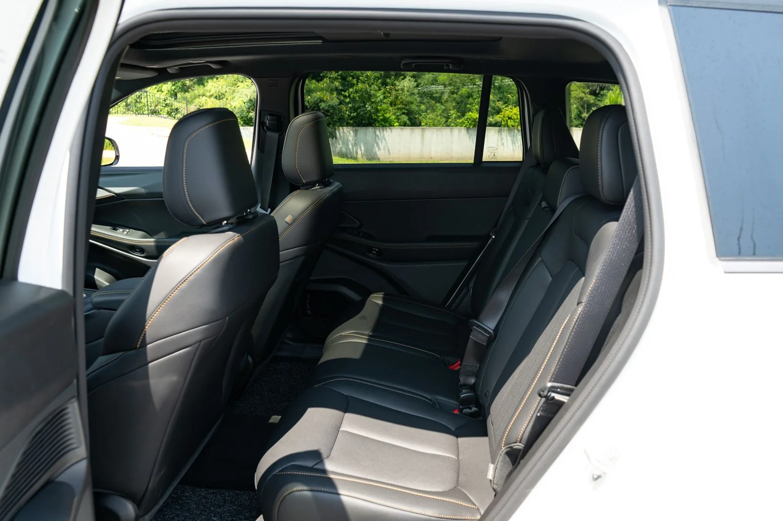New 2026 Bright White Clear-Coat Exterior Paint Jeep  image 19