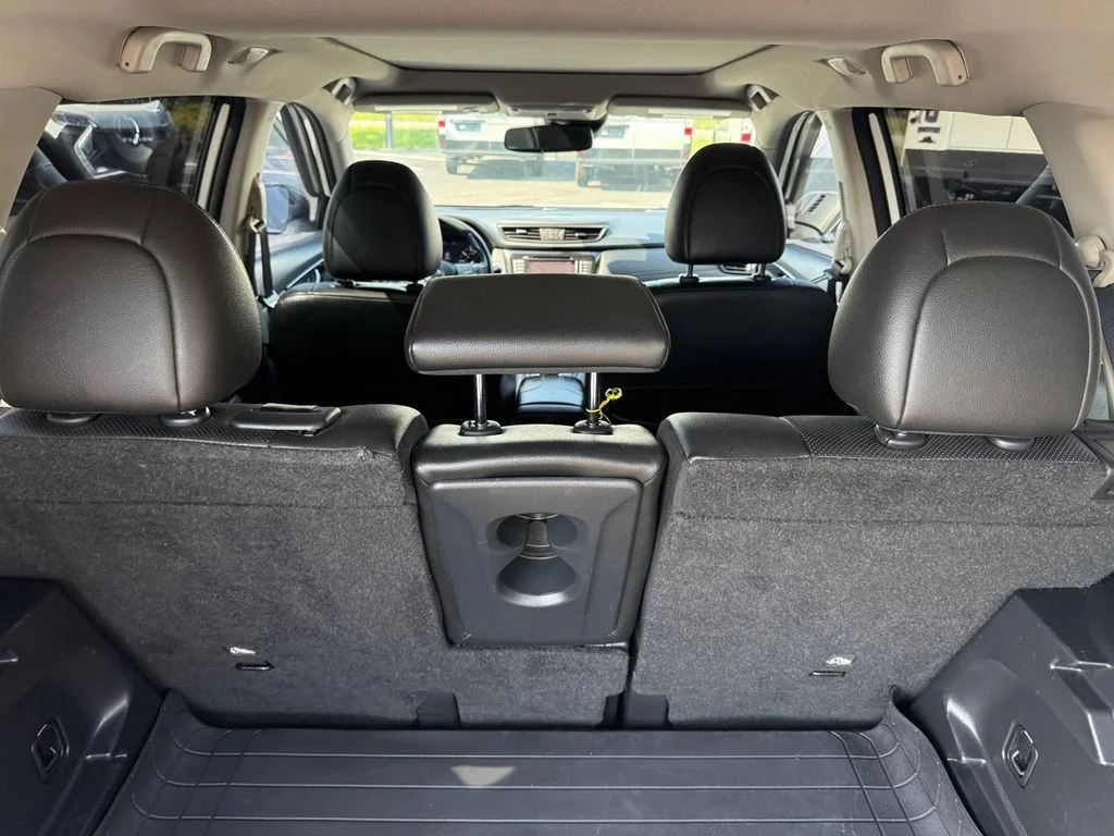 Used 2018 White Nissan SL image 28