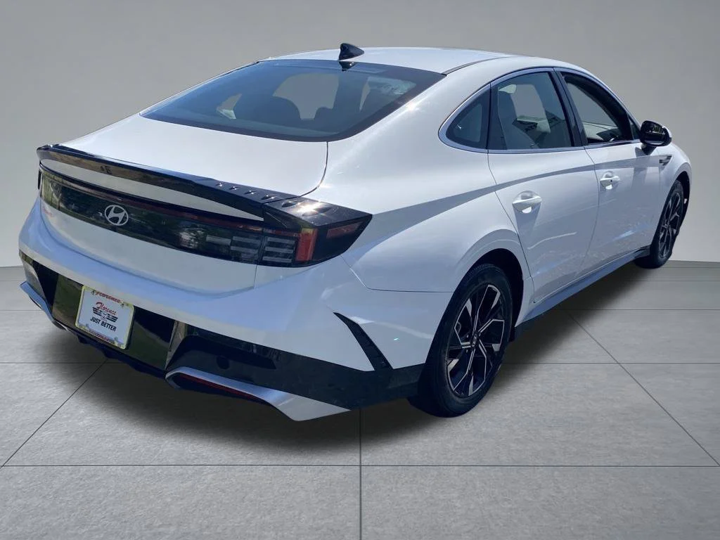 Used 2025 White Hyundai SEL image 13
